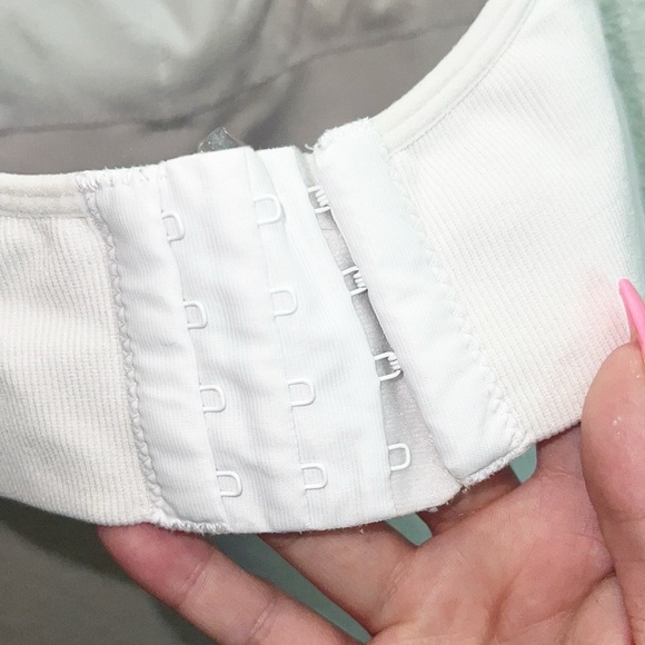 NVGTN Women’s Right Hook Closure Flawed Sports Bra - Picture 6 of 8